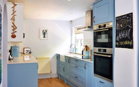The Anchorage: Küche, Küchengerät, Cabinetry, Interior Design, Major Appliance, Countertop, Flooring, Möbel, Holz, Schublade