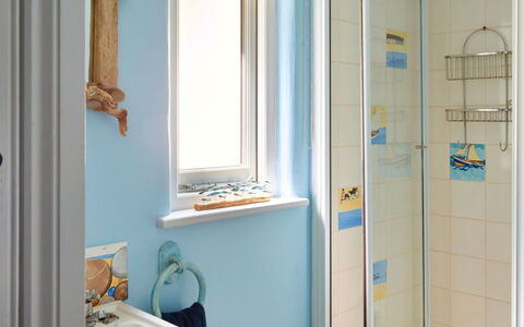 The Anchorage: Blau, Wand, Badezimmer, Interior Design, Flooring, Armatur, Fussboden, Zimmer, Installation, Zuhause