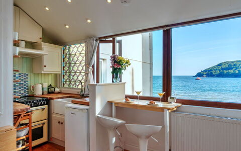The Wash House, Kingsand: Holz, Interior Design, Küche, Möbel, Zimmer, Countertop, Major Appliance, Cabinetry, Holzbeize, Küchengerät