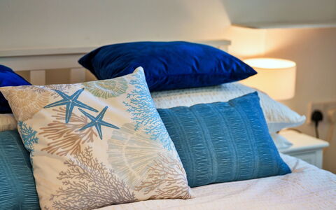 The Wash House, Kingsand: Blau, Linens, Kissen, Dekokissen, Textil, Kissen, Bettdecke, Bedding, Schlafzimmer, Bett
