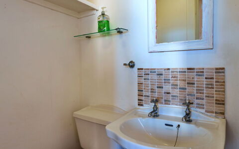 The Wash House, Kingsand: Badezimmer, Bad Sink, Armatur, Wand, Interior Design, Sinken, Flooring, Fussboden, Zapfhahn, Installation