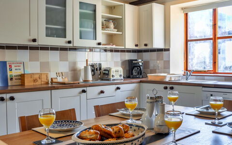Mill Cottage, Great Houndbeare Farm: Küche, Countertop, Möbel, Küchengerät, Cabinetry, Interior Design, Holz, Flooring, Major Appliance, Decke