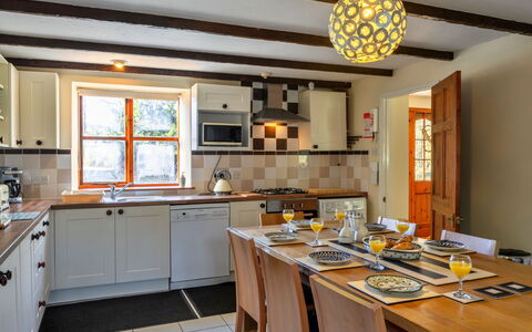 Mill Cottage, Great Houndbeare Farm: Möbel, Interior Design, Light Fixture, Holz, Decke, Flooring, Küche, Cabinetry, Countertop, Zimmer