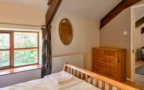 Mill Cottage, Great Houndbeare Farm: Bett, Schlafzimmer, Interior Design, Möbel, Wand, Holz, Bedding, Bettdecke, Decke, Flooring