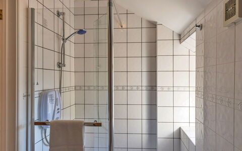 Mill Cottage, Great Houndbeare Farm: Badezimmer, Armatur, Flooring, Fussboden, Interior Design, Installation, Dusche, Fliese, Duschkopf, Zapfhahn