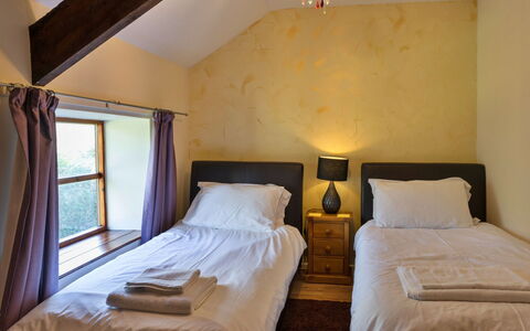 Mill Cottage, Great Houndbeare Farm: Wand, Bett, Schlafzimmer, Holz, Bettdecke, Interior Design, Bedding, Flooring, Fussboden, Bettrahmen
