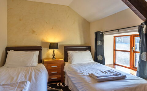 Mill Cottage, Great Houndbeare Farm: Wand, Holz, Bett, Schlafzimmer, Interior Design, Fussboden, Flooring, Möbel, Decke, Bettdecke