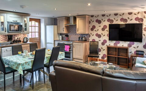 Ivy Cottage, Great Houndbeare Farm: Möbel, Interior Design, Holz, Flooring, Fussboden, Zimmer, Decke, Couch, Beleuchtung, Küche