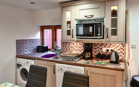 Ivy Cottage, Great Houndbeare Farm: Waschmaschine, Küchengerät, Major Appliance, Küche, Interior Design, Wäschekammer, Wäschetrockner, Haushaltsgerät, Countertop, Möbel