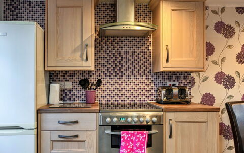 Ivy Cottage, Great Houndbeare Farm: Küche, Cabinetry, Major Appliance, Küchengerät, Countertop, Flooring, Interior Design, Möbel, Schublade, Fussboden