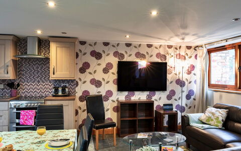 Ivy Cottage, Great Houndbeare Farm: Möbel, Interior Design, Flooring, Zimmer, Decke, Fussboden, Textil, Beleuchtung, Wohnzimmer, Tabelle