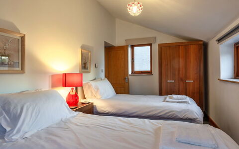 Ivy Cottage, Great Houndbeare Farm: Wand, Holz, Bett, Schlafzimmer, Fussboden, Decke, Interior Design, Möbel, Flooring, Bettdecke