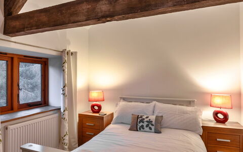 Ivy Cottage, Great Houndbeare Farm: Möbel, Interior Design, Bett, Schlafzimmer, Wand, Holz, Decke, Bedding, Bettdecke, Zimmer