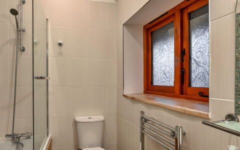 Ivy Cottage, Great Houndbeare Farm: Badezimmer, Armatur, Wand, Flooring, Interior Design, Fussboden, Holz, Zapfhahn, Installation, Zimmer