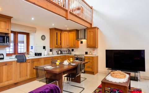 Cob Barn, Great Houndbeare Farm: Möbel, Interior Design, Holz, Flooring, Decke, Fussboden, Zimmer, Tabelle, Küche, Cabinetry
