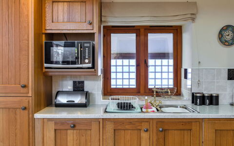 Cob Barn, Great Houndbeare Farm: Cabinetry, Küche, Countertop, Küchengerät, Holz, Möbel, Interior Design, Major Appliance, Schrank, Zimmer