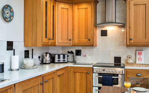 Cob Barn, Great Houndbeare Farm: Küche, Countertop, Küchengerät, Cabinetry, Major Appliance, Holz, Interior Design, Flooring, Möbel, Haushaltsgerät