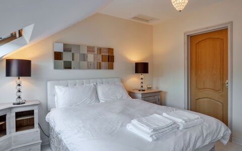 Cob Barn, Great Houndbeare Farm: Möbel, Bett, Schlafzimmer, Interior Design, Bedding, Bettdecke, Holz, Decke, Fussboden, Flooring