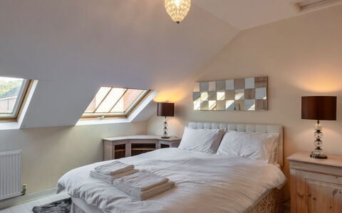 Cob Barn, Great Houndbeare Farm: Möbel, Bett, Interior Design, Schlafzimmer, Bedding, Bettdecke, Decke, Holz, Fussboden, Flooring