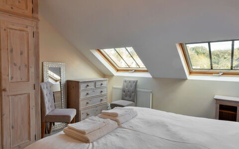 Cob Barn, Great Houndbeare Farm: Bett, Möbel, Interior Design, Schlafzimmer, Flooring, Holz, Fussboden, Bettdecke, Bedding, Decke
