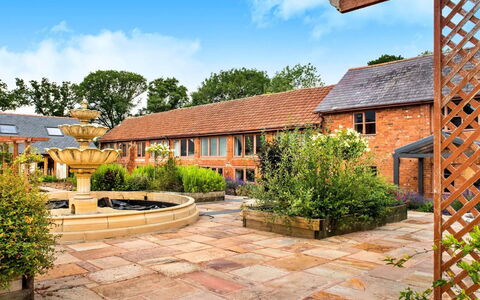 Cob Barn, Great Houndbeare Farm: Garten, Estate, Landscaping, Garten, Auffahrt, Flagstone, Hof, Walkway, Backstein, Eco Hotel