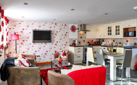 Poppy Cottage, Great Houndbeare Farm: Möbel, Interior Design, Rot, Wohnzimmer, Couch, Decke, Zimmer, Flooring, Zuhause, Beleuchtung