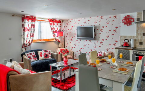 Poppy Cottage, Great Houndbeare Farm: Möbel, Interior Design, Zuhause, Wohnung, Wohnzimmer, Zimmer, Couch, Decke, Dekokissen, Stuhl