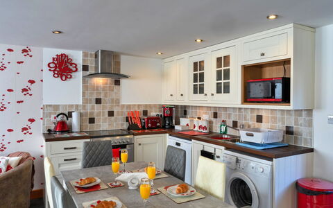 Poppy Cottage, Great Houndbeare Farm: Küche, Küchengerät, Major Appliance, Countertop, Interior Design, Möbel, Cabinetry, Flooring, Decke, Zimmer