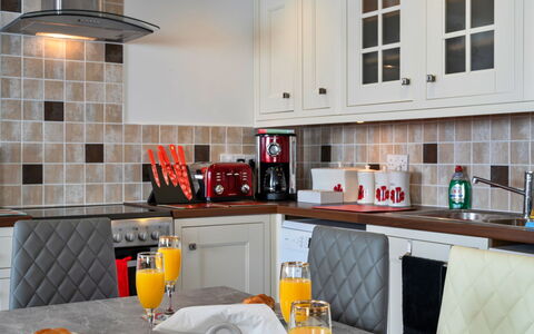 Poppy Cottage, Great Houndbeare Farm: Küche, Küchengerät, Countertop, Interior Design, Möbel, Major Appliance, Flooring, Cabinetry, Kleingeräte, Zimmer
