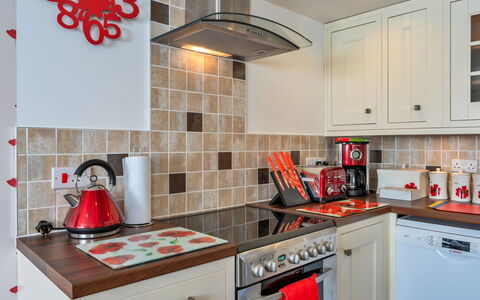Poppy Cottage, Great Houndbeare Farm: Küche, Küchengerät, Countertop, Major Appliance, Interior Design, Cabinetry, Herd, Herd, Flooring, Haushaltsgerät