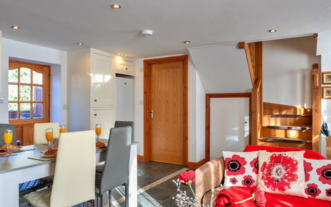 Poppy Cottage, Great Houndbeare Farm: Möbel, Interior Design, Holz, Flooring, Zimmer, Decke, Fussboden, Beleuchtung, Couch, Wohnzimmer
