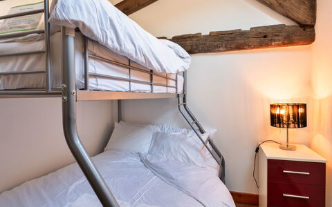 Poppy Cottage, Great Houndbeare Farm: Bett, Schlafzimmer, Bedding, Bettdecke, Interior Design, Möbel, Linens, Bettrahmen, Fussboden, Kissen