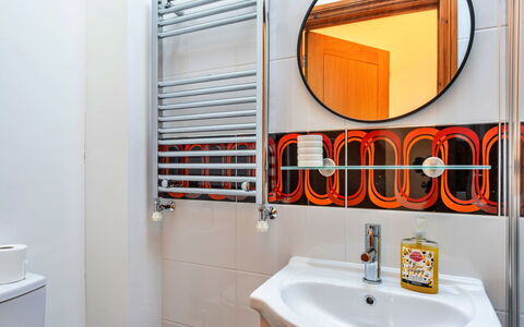 Poppy Cottage, Great Houndbeare Farm: Armatur, Interior Design, Flooring, Fussboden, Installation, Badezimmer, Orange, Zapfhahn, Zimmer, Sinken