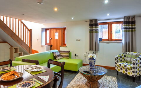 Lime Cottage, Great Houndbeare Farm: Interior Design, Möbel, Flooring, Decke, Fussboden, Zimmer, Couch, Zuhause, Wohnzimmer, Beleuchtung