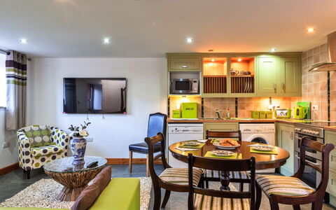 Lime Cottage, Great Houndbeare Farm: Möbel, Interior Design, Decke, Flooring, Couch, Fussboden, Zimmer, Beleuchtung, Tabelle, Wohnzimmer