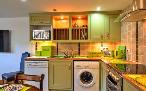 Lime Cottage, Great Houndbeare Farm: Küche, Küchengerät, Major Appliance, Interior Design, Waschmaschine, Countertop, Flooring, Möbel, Cabinetry, Decke