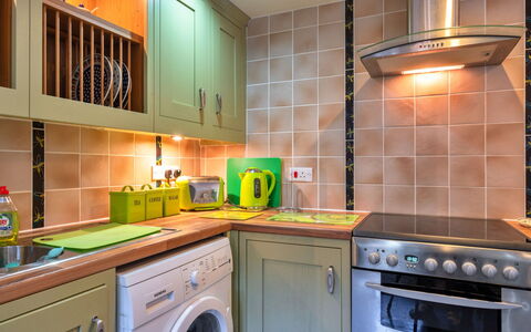 Lime Cottage, Great Houndbeare Farm: Küchengerät, Küche, Major Appliance, Interior Design, Countertop, Flooring, Haushaltsgerät, Cabinetry, Decke, Fussboden