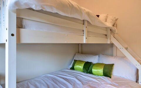 Lime Cottage, Great Houndbeare Farm: Bett, Bedding, Schlafzimmer, Interior Design, Bettdecke, Möbel, Etagenbett, Holz, Flooring, Fussboden