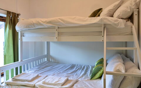 Lime Cottage, Great Houndbeare Farm: Bett, Möbel, Bedding, Schlafzimmer, Etagenbett, Interior Design, Bettdecke, Fussboden, Holz, Flooring