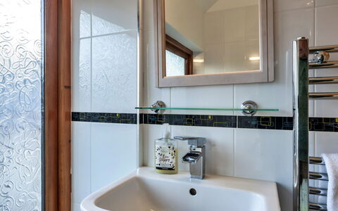 Lime Cottage, Great Houndbeare Farm: Armatur, Badezimmer, Interior Design, Zapfhahn, Bad Sink, Flooring, Sinken, Installation, Fussboden, Spiegel