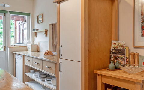 Heselwood: Möbel, Cabinetry, Küche, Countertop, Holz, Küchengerät, Flooring, Interior Design, Regal, Schrank