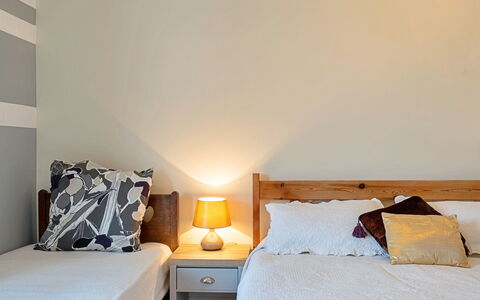 Heselwood: Bett, Bedding, Möbel, Schlafzimmer, Interior Design, Bettdecke, Wand, Holz, Zimmer, Linens