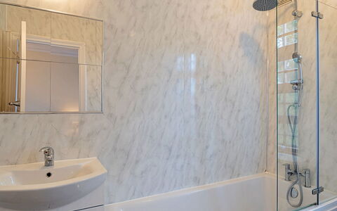 Heselwood: Wand, Armatur, Interior Design, Flooring, Badezimmer, Fussboden, Zapfhahn, Installation, Badewanne, Bad Sink