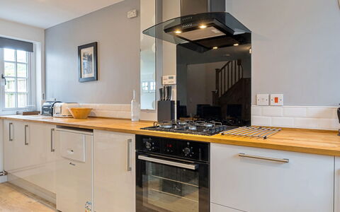 The Heselwood Coach House: Küche, Countertop, Major Appliance, Küchengerät, Flooring, Interior Design, Holz, Cabinetry, Haushaltsgerät, Herd