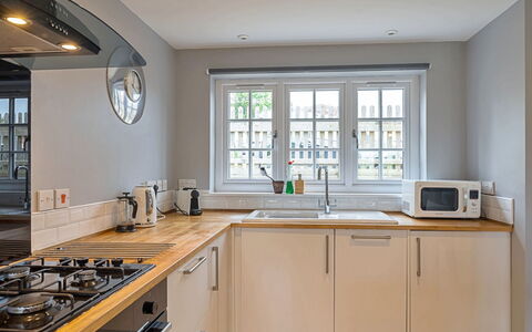 The Heselwood Coach House: Küche, Küchengerät, Countertop, Interior Design, Major Appliance, Cabinetry, Flooring, Holz, Haushaltsgerät, Möbel