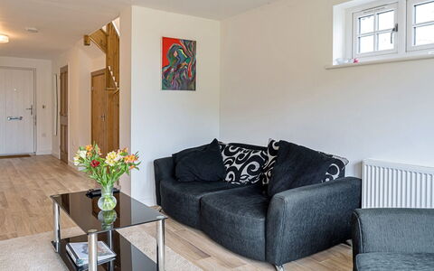 The Heselwood Coach House: Möbel, Interior Design, Flooring, Wand, Couch, Fussboden, Holz, Decke, Zimmer, Wohnzimmer