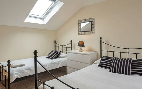 The Heselwood Coach House: Interior Design, Bett, Flooring, Möbel, Fussboden, Wand, Schlafzimmer, Holz, Decke, Zimmer