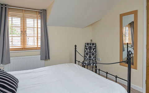The Heselwood Coach House: Möbel, Interior Design, Wand, Bett, Holz, Schlafzimmer, Decke, Flooring, Fussboden, Zuhause