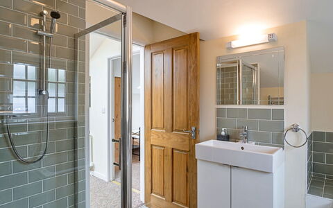 The Heselwood Coach House: Wand, Armatur, Flooring, Interior Design, Badezimmer, Fussboden, Holz, Sinken, Bad Sink, Zapfhahn