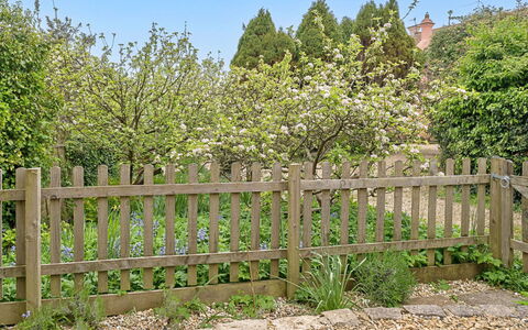 The Heselwood Coach House: Zaun, Strauch, Lattenzaun, Garten, Home Fechten, Ground, Frühling, Gehölz, Hinterhof